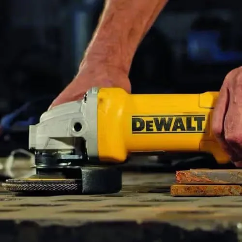 Кутова шліфувальна машина DeWalt 1400Вт, 125мм, 11500об/хв, вага 1.85кг.