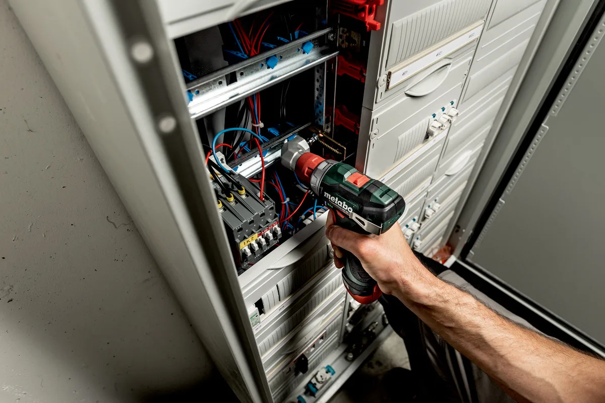 Аккумуляторная шуруповерт-дрель Metabo PowerMaxx BS BL, 12В, 2х20А·час, 20·38Нм, кейс, 0-400·0-1500 об/мин, вес 08 кг