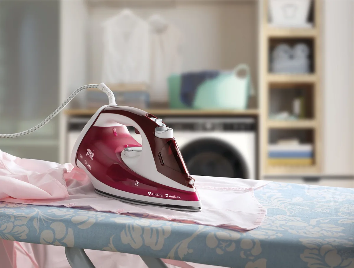 Праска з подачею пари Gorenje керамічна 2200 Вт червона 13,3х14,5х32 см