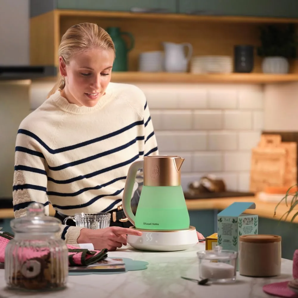 Електрочайник Russell Hobbs Calm, 1.7л, скляний, білий з мідними акцентами.