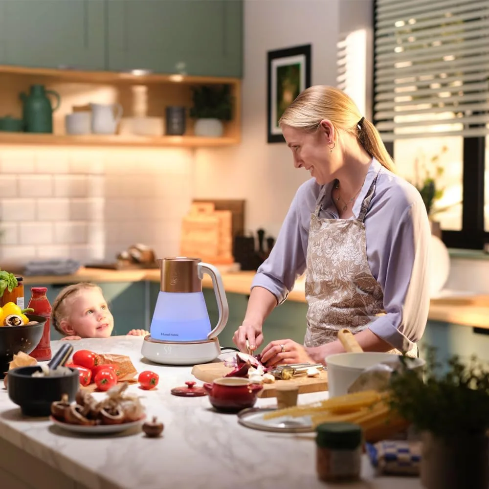 Електрочайник Russell Hobbs Calm, 1.7л, скляний, білий з мідними акцентами.