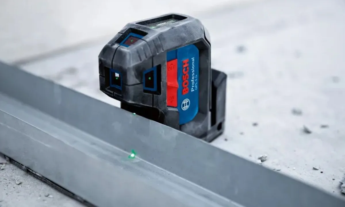 Лазерний нівелір Bosch Professional GPL 5G до 30 м з точністю ±0,35 мм/м, зелений промінь, у комплекті чохол, вага 0,35 кг.