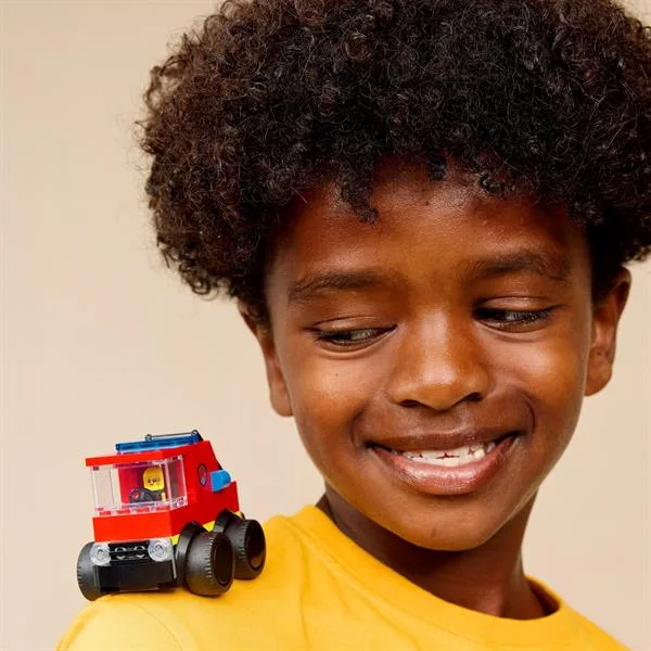 Конструктор LEGO Пожежна машина 67 деталей для дітей 5 років
