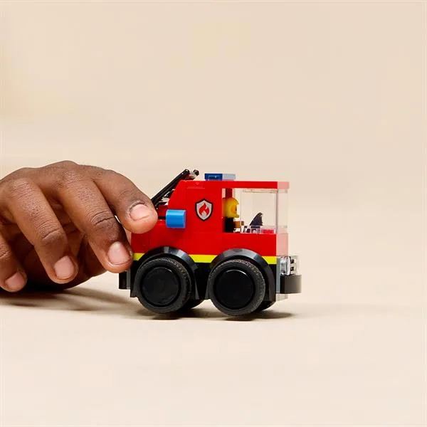 Конструктор LEGO Пожежна машина 67 деталей для дітей 5 років