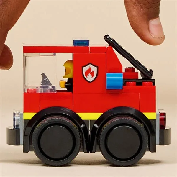 Конструктор LEGO Пожежна машина 67 деталей для дітей 5 років