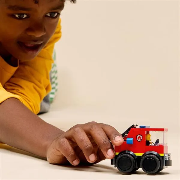 Конструктор LEGO Пожежна машина 67 деталей для дітей 5 років