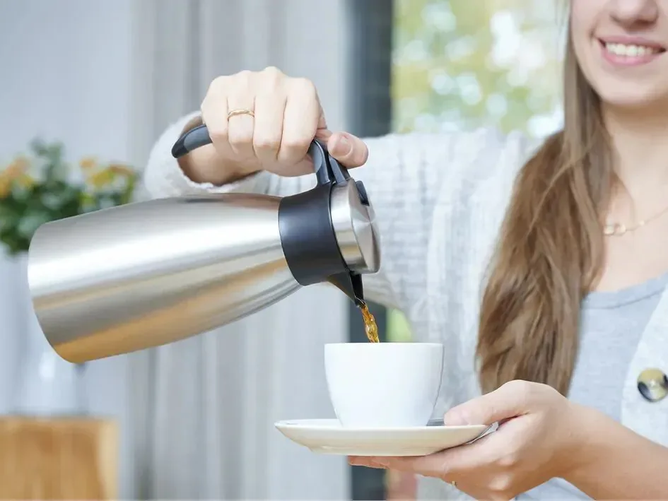 Термос для напоїв Tefal Soft Grip, об'ємом 1.5 л, з нержавіючої сталі та пластику, чорного кольору.