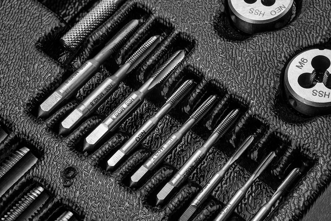 Плашки та мітчики Neo Tools набір 31шт M3-M12 гвинторізи для різьблення позначники для майстерні
