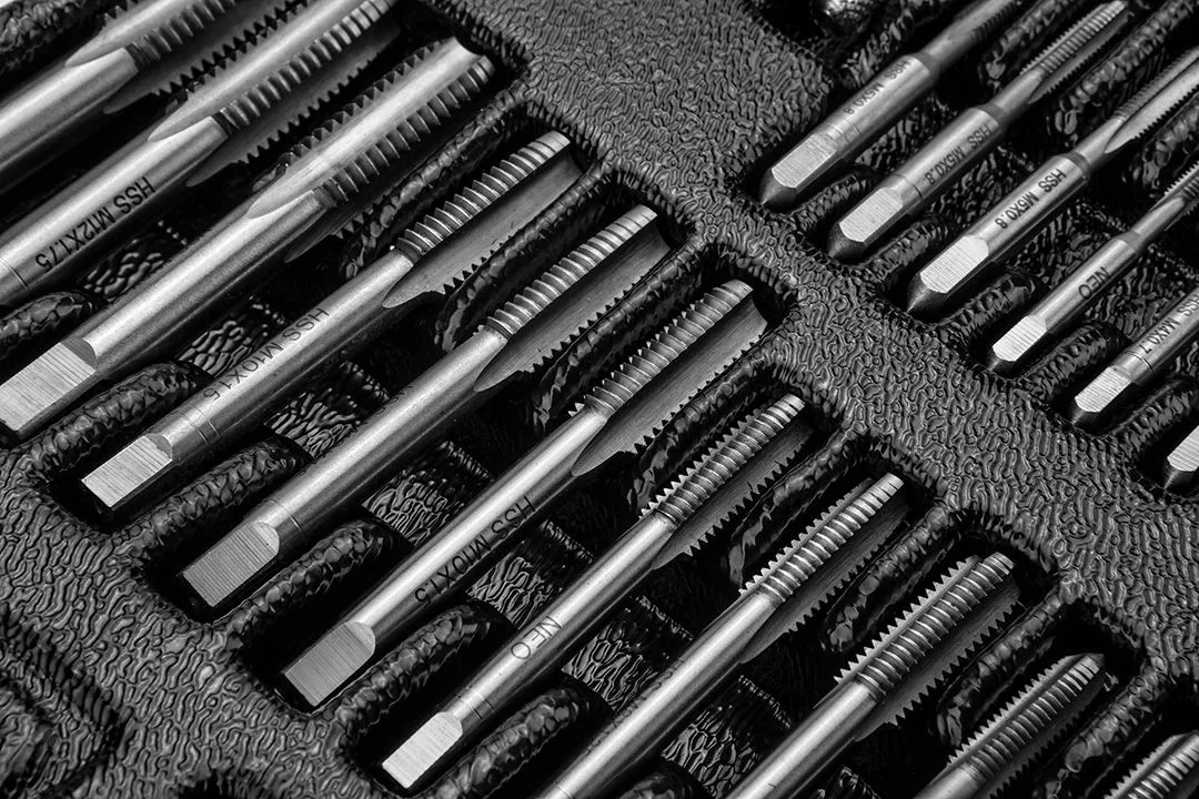 Плашки та мітчики Neo Tools набір 31шт M3-M12 гвинторізи для різьблення позначники для майстерні
