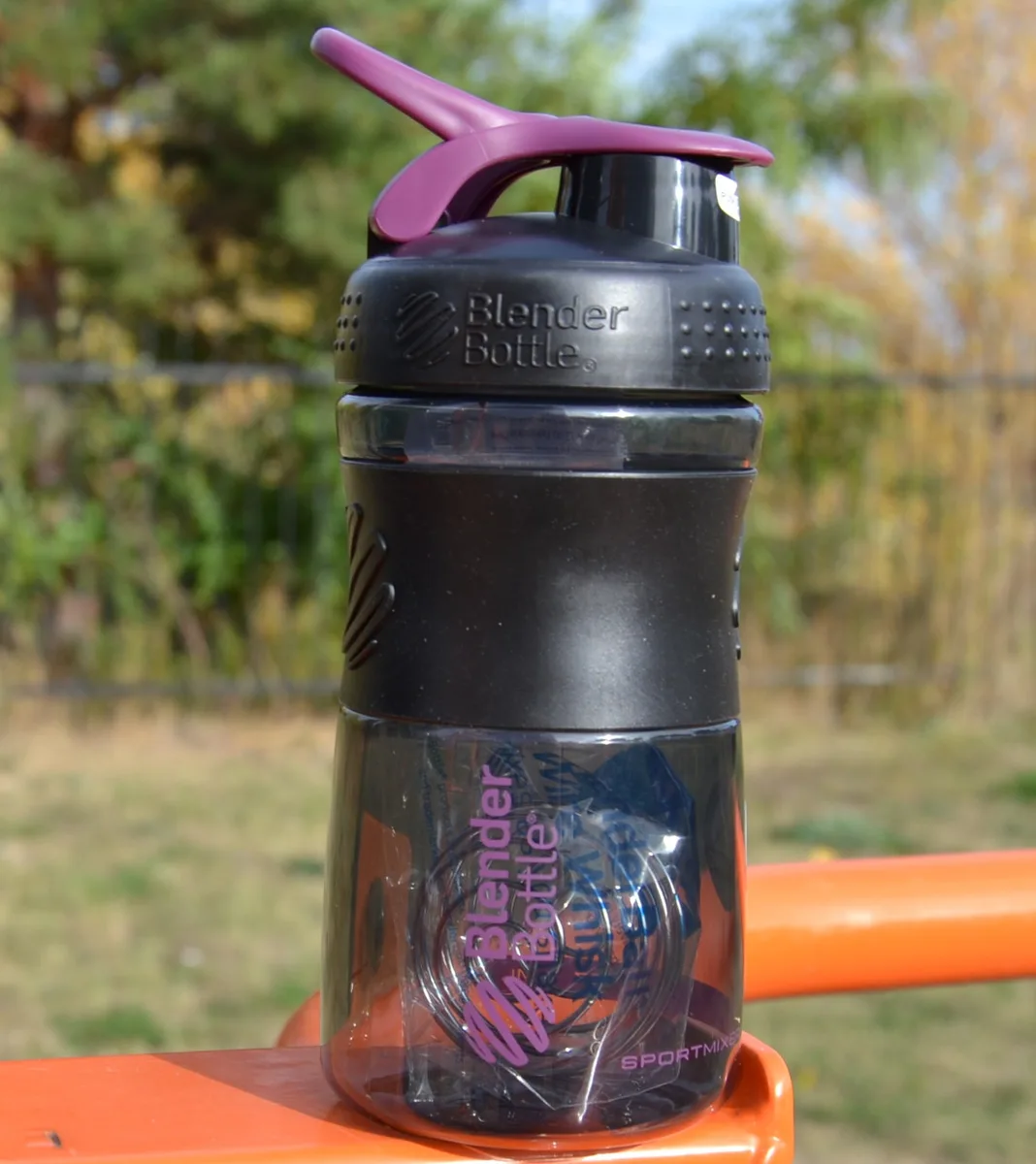 Шейкер спортивний BlenderBottle Tritan 590 мл Чорний/Сливовий