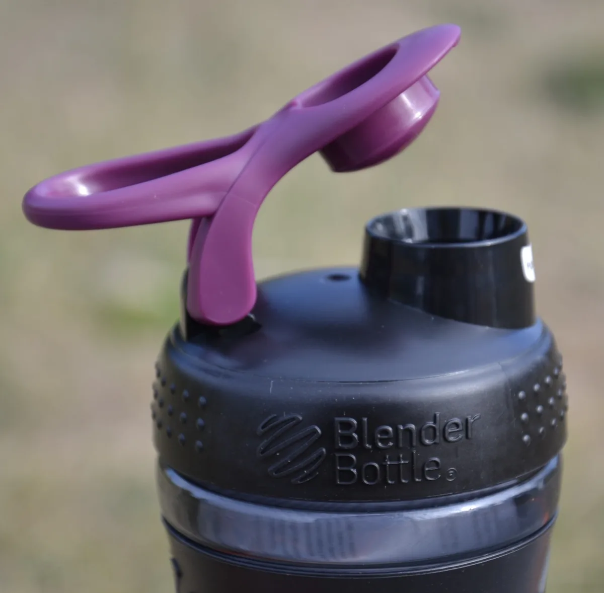 Шейкер спортивний BlenderBottle Tritan 590 мл Чорний/Сливовий