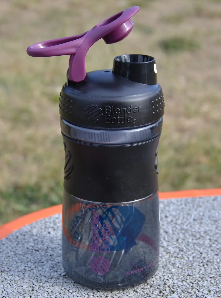 Шейкер спортивний BlenderBottle Tritan 590 мл Чорний/Сливовий