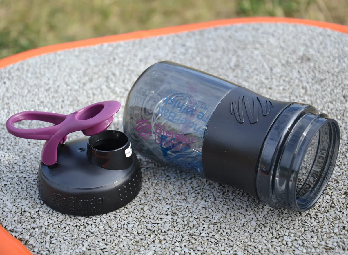 Шейкер спортивний BlenderBottle Tritan 590 мл Чорний/Сливовий