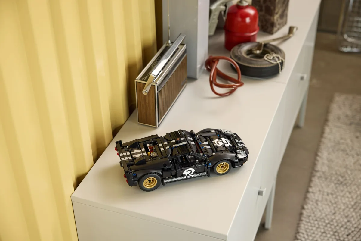 Конструктор LEGO Technic Автомобіль для перегонів Ford GT40 MKII 1966 року