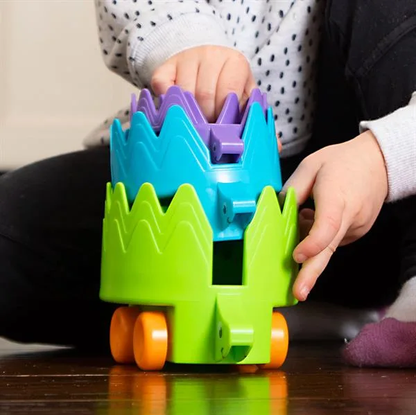 Игрушка каталка Fat Brain Toys разноцветные ежики 17х18х17 см пластиковая