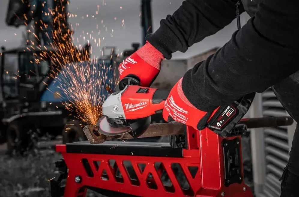 Акумуляторна кутова шліфмашина Milwaukee M18 BLSAG125X-0, 125 мм, 18 В, 11000 об/хв, 2.4 кг, в кейсі без батареї та зарядного прис