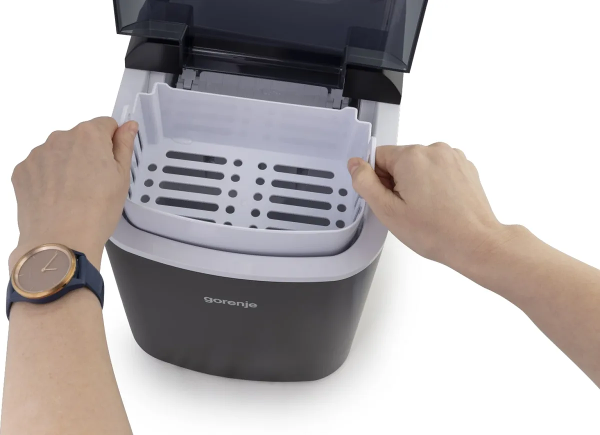 Льодогенератор для дому Gorenje, продуктивність 15 кг/добу, об'єм 2,2 л, чорний.