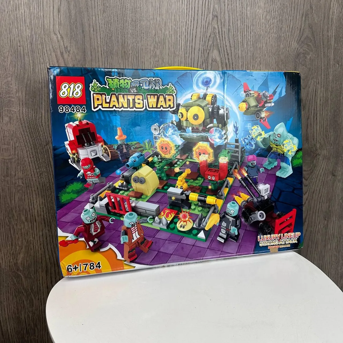 Детский конструктор Plants vs Zombies Босс 784 детали пластик 35х27х5 5 см разные цвета