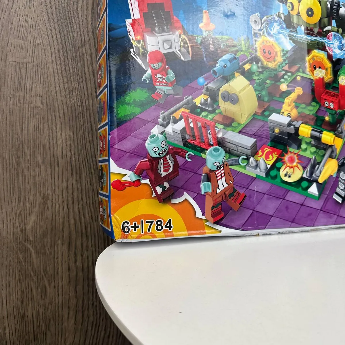 Детский конструктор Plants vs Zombies Босс 784 детали пластик 35х27х5 5 см разные цвета