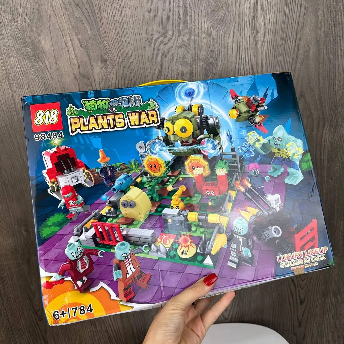 Детский конструктор Plants vs Zombies Босс 784 детали пластик 35х27х5 5 см разные цвета