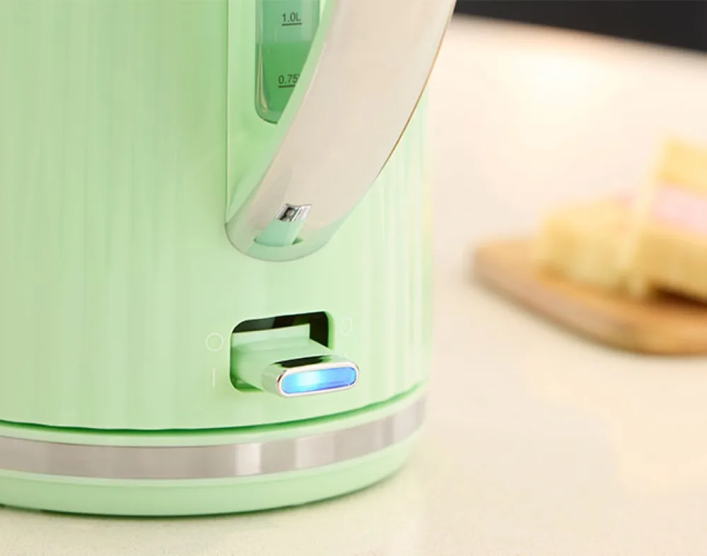 Електричний чайник Russell Hobbs Eden, 1.7 л, з нержавіючої сталі та пластику, кольору фісташки.