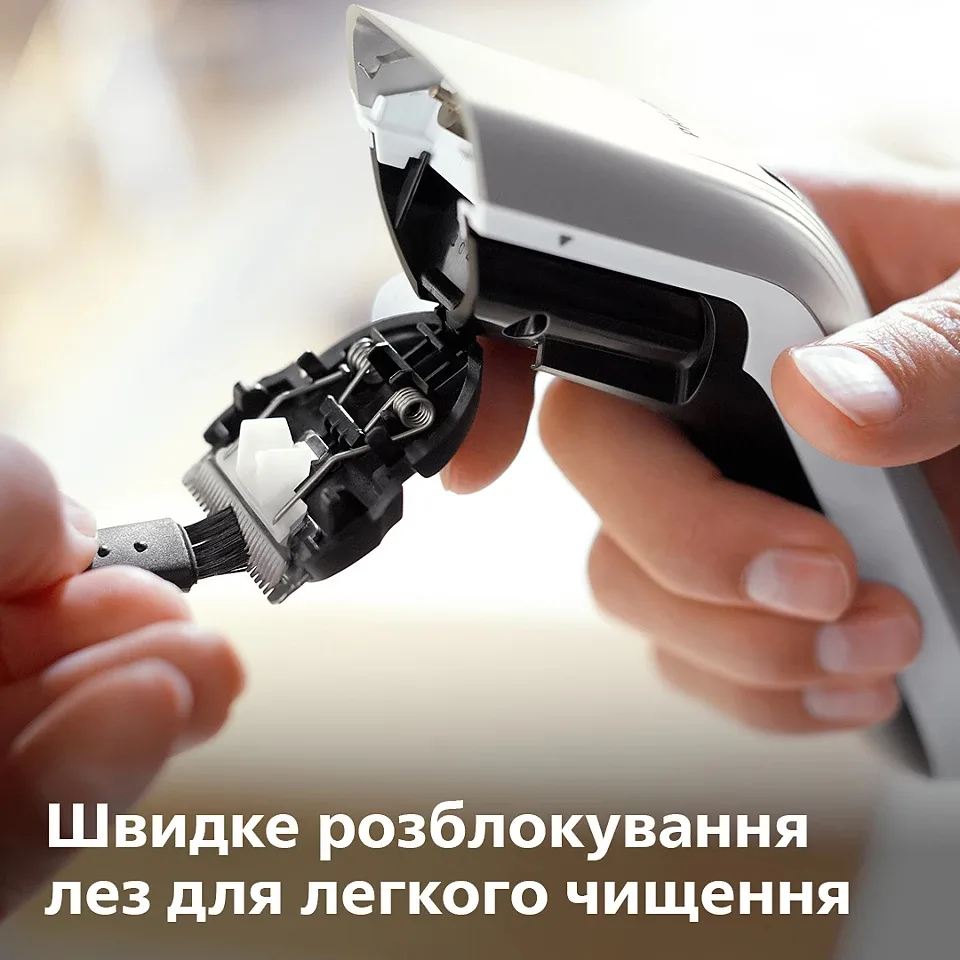Акумуляторна машинка для стрижки Philips з роторним мотором, виготовлена зі сталі, сріблястого кольору.