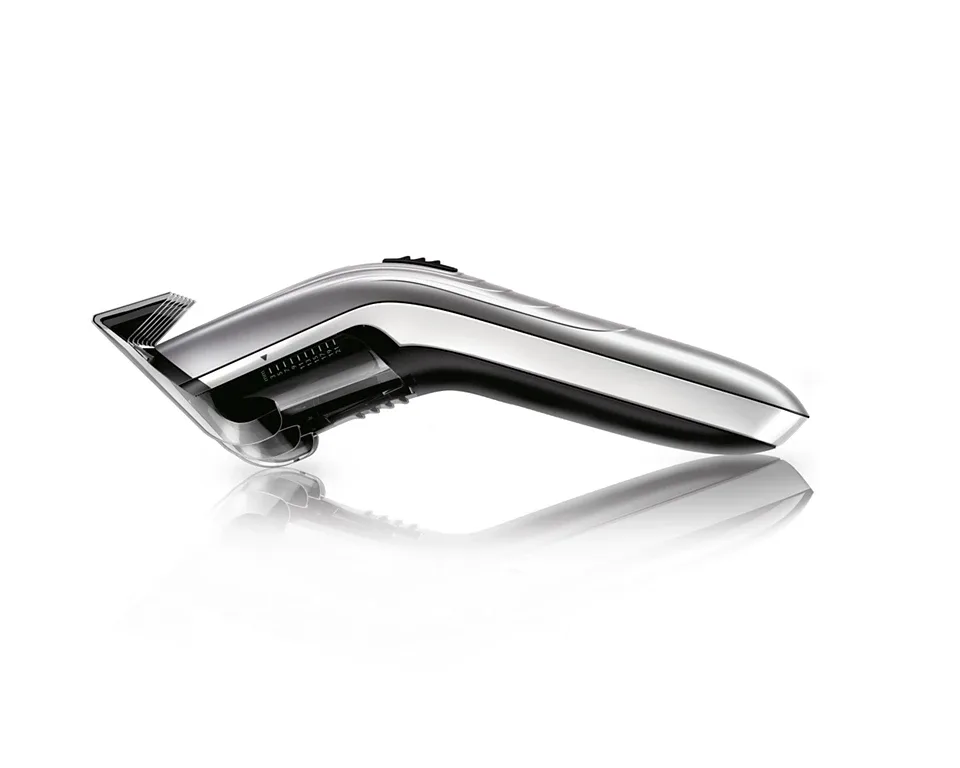 Акумуляторна машинка для стрижки Philips з роторним мотором, виготовлена зі сталі, сріблястого кольору.