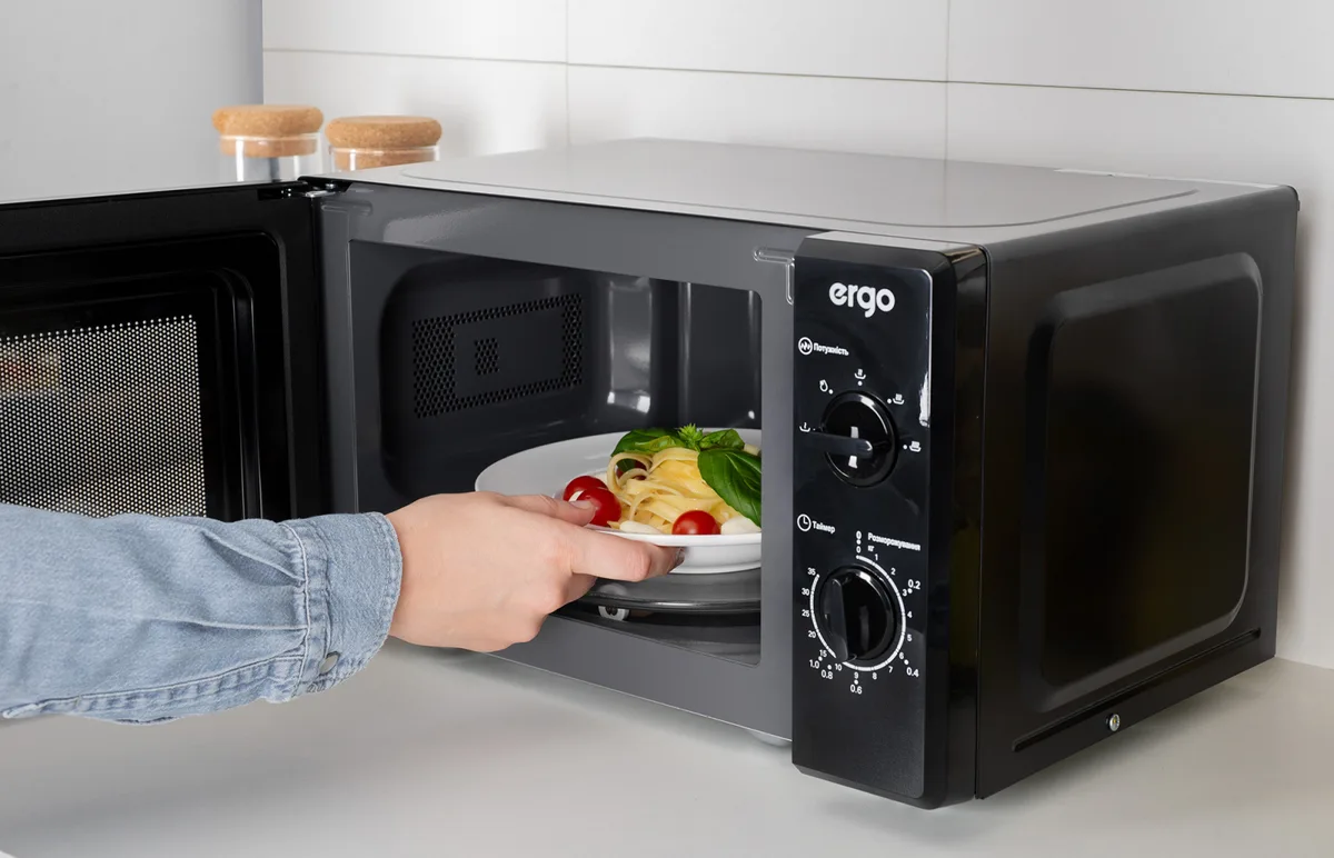 Мікрохвильова піч ERGO 20 л чорна емаль механічна 700 Вт