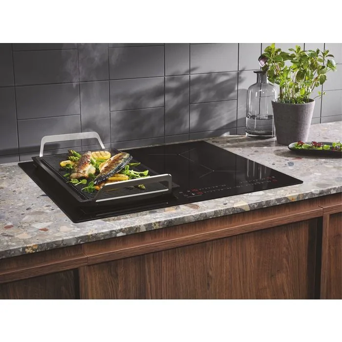 Індукційна варильна поверхня Electrolux, 60 см, з розширеною зоною, Hob2Hood, чорний матовий.