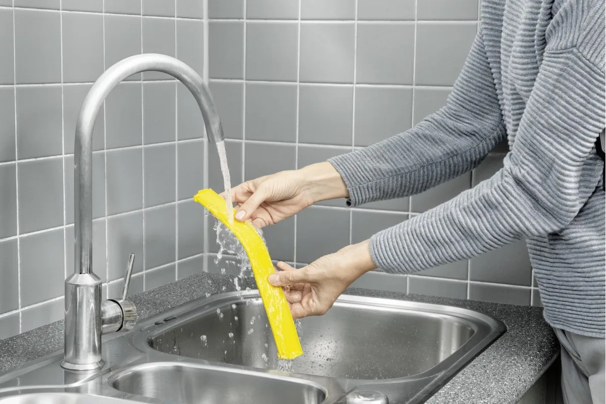 Віконний пилосос Karcher WV 6 Plus, об'єм води - 0.15 л, автономна робота до 100 хв, вага - 0.76 кг, білий.