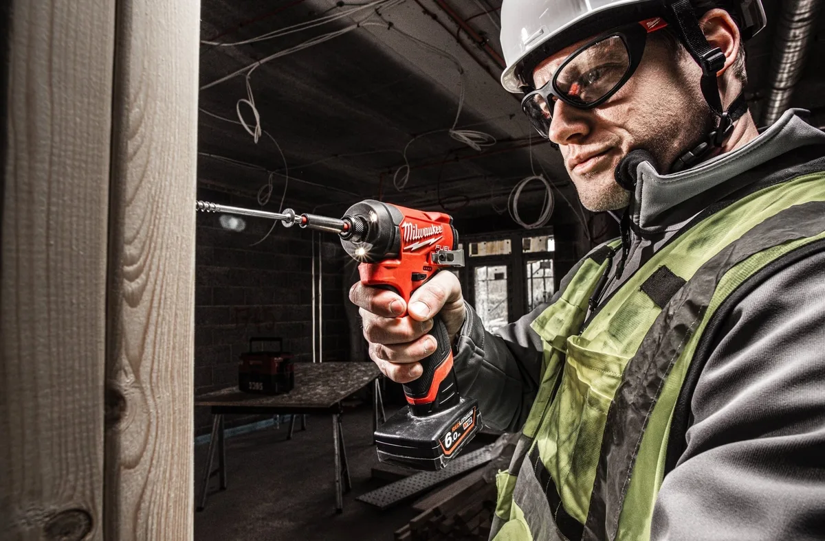 Комплект з двох акумуляторних інструментів Milwaukee M12 FPP2A2-402X: дриль-шурупокрут M12 FPD2-0 та гвинтоверт M12.