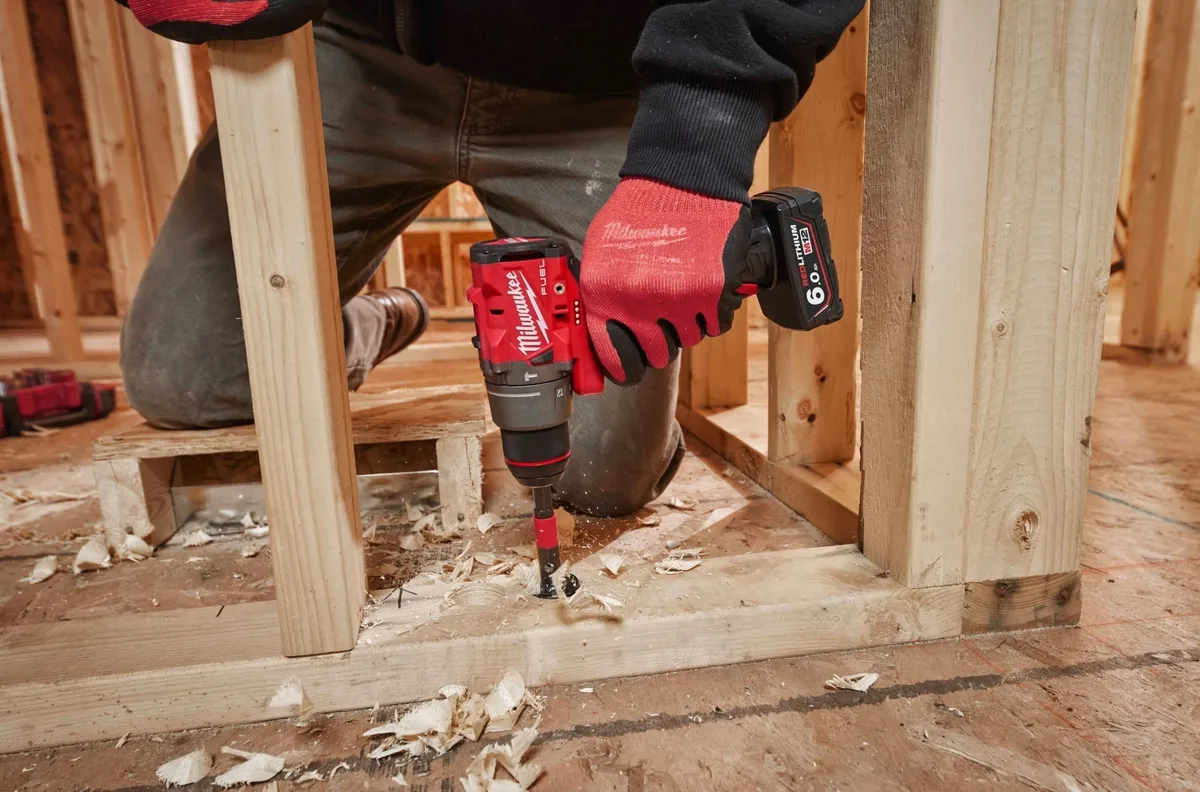Комплект з двох акумуляторних інструментів Milwaukee M12 FPP2A2-402X: дриль-шурупокрут M12 FPD2-0 та гвинтоверт M12.