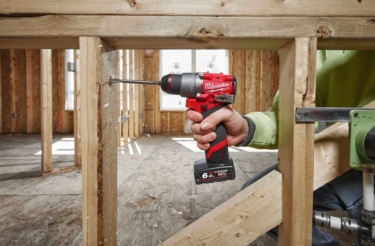 Комплект з двох акумуляторних інструментів Milwaukee M12 FPP2A2-402X: дриль-шурупокрут M12 FPD2-0 та гвинтоверт M12.
