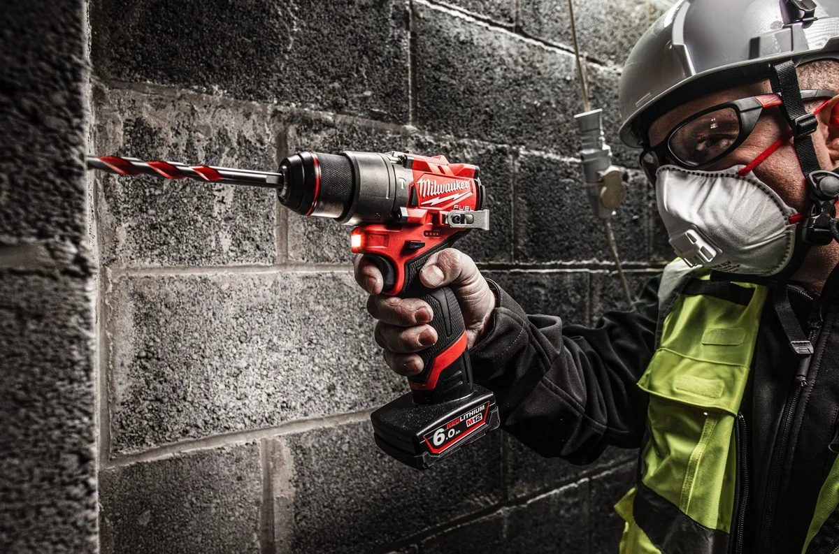 Комплект з двох акумуляторних інструментів Milwaukee M12 FPP2A2-402X: дриль-шурупокрут M12 FPD2-0 та гвинтоверт M12.