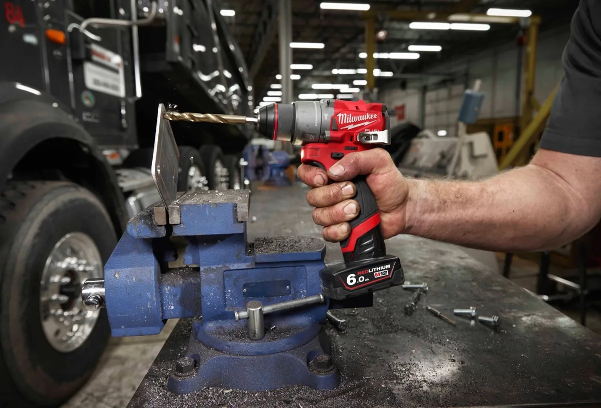 Комплект з двох акумуляторних інструментів Milwaukee M12 FPP2A2-402X: дриль-шурупокрут M12 FPD2-0 та гвинтоверт M12.