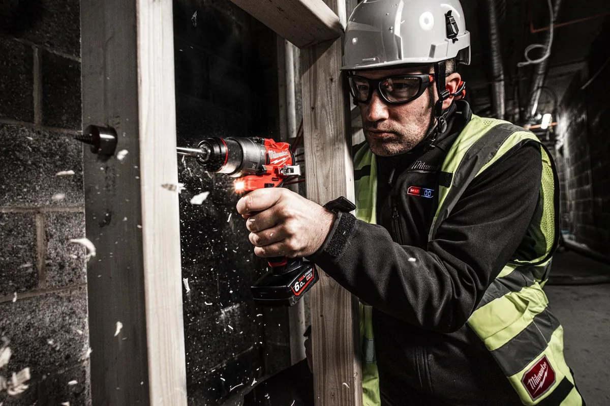 Комплект з двох акумуляторних інструментів Milwaukee M12 FPP2A2-402X: дриль-шурупокрут M12 FPD2-0 та гвинтоверт M12.