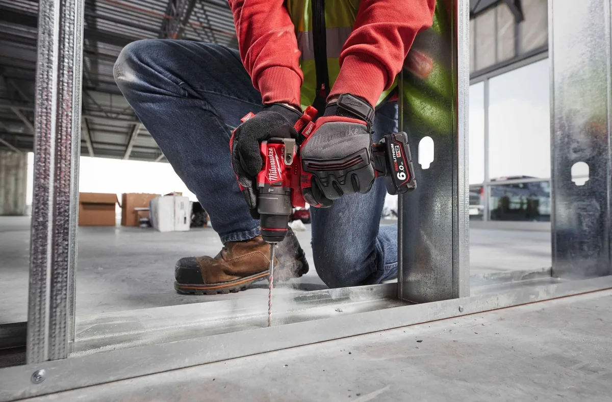 Комплект з двох акумуляторних інструментів Milwaukee M12 FPP2A2-402X: дриль-шурупокрут M12 FPD2-0 та гвинтоверт M12.