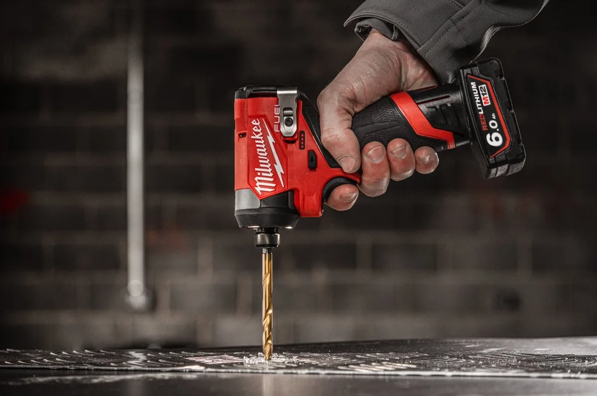 Комплект з двох акумуляторних інструментів Milwaukee M12 FPP2A2-402X: дриль-шурупокрут M12 FPD2-0 та гвинтоверт M12.