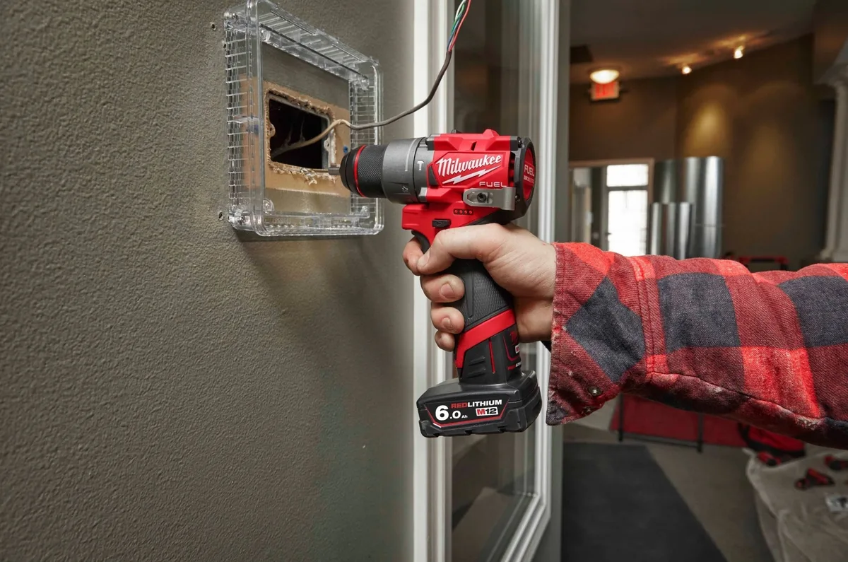 Комплект з двох акумуляторних інструментів Milwaukee M12 FPP2A2-402X: дриль-шурупокрут M12 FPD2-0 та гвинтоверт M12.