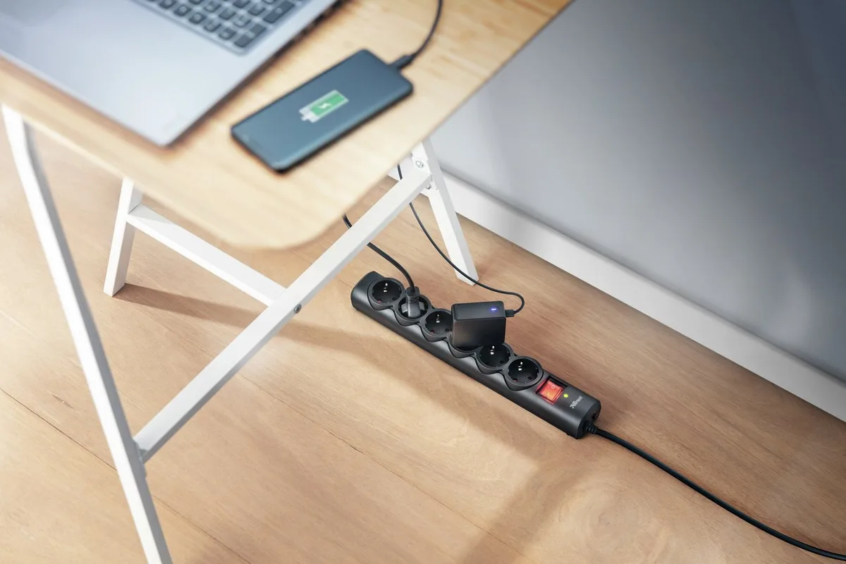 Сетевой разветвитель Trust Surge Guard, 1.8м, 4xТипF, черный