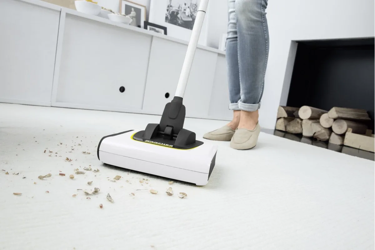 Безпровідний пилосос Karcher KB 5, потужність 20Вт, об'єм контейнера - 0.37л, автономна робота до 30 хвилин, жовто-чорний дизайн.