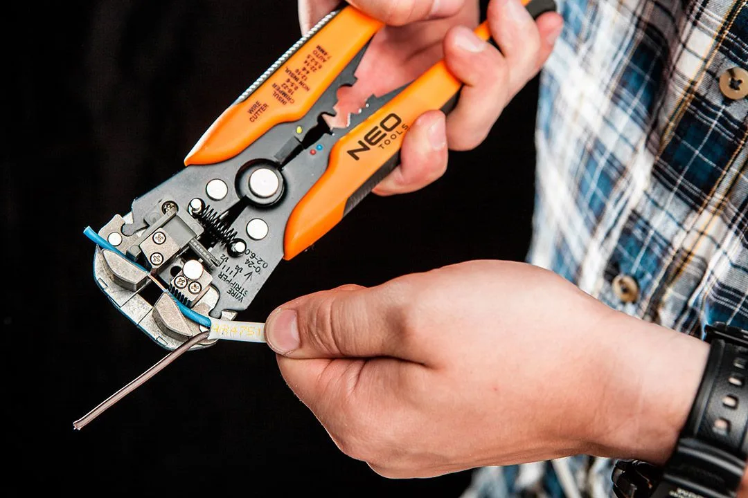 Автоматичний знімач ізоляції Neo Tools для кабелів 0.5-6мм2, RG6/59, довжина 205мм, кусачки.