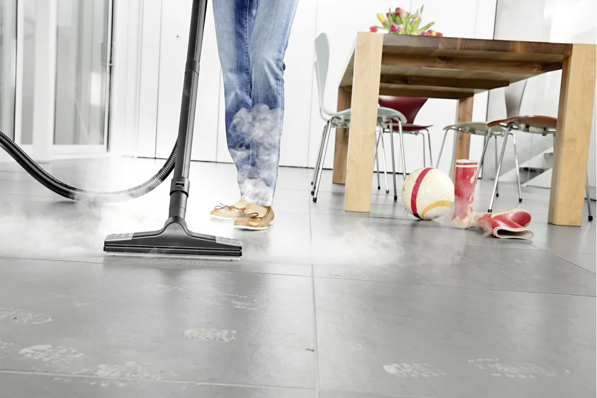 Паровий очиститель Karcher SV 7, 2200Вт, вологе прибирання, об'єм води - 0.45л, фільтр HEPA, парова обробка, біло-чорний.