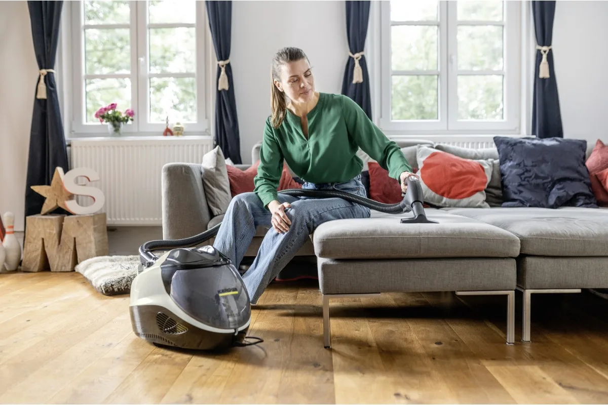 Паровий очиститель Karcher SV 7, 2200Вт, вологе прибирання, об'єм води - 0.45л, фільтр HEPA, парова обробка, біло-чорний.