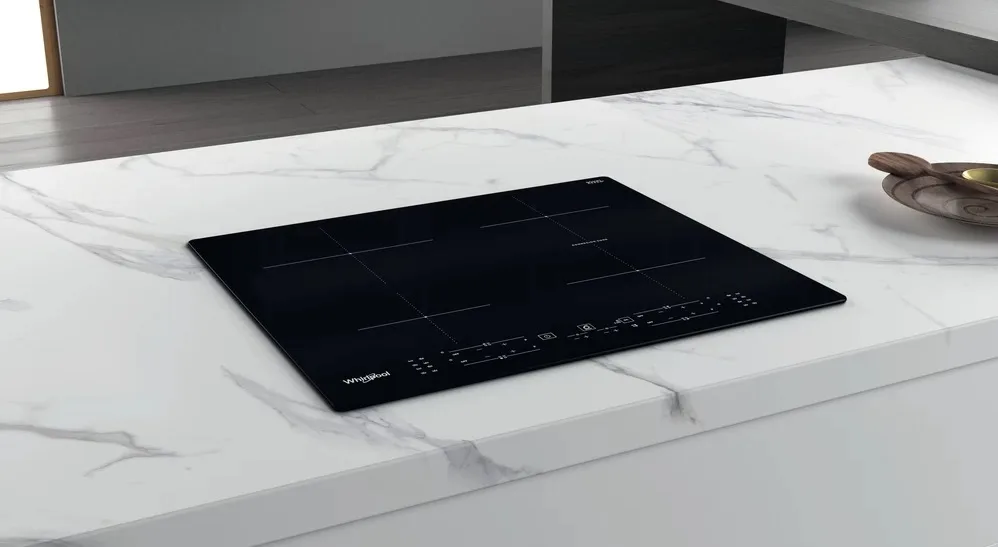 Індукційна варильна поверхня Whirlpool, 60 см, з розширеною зоною, чорного кольору.
