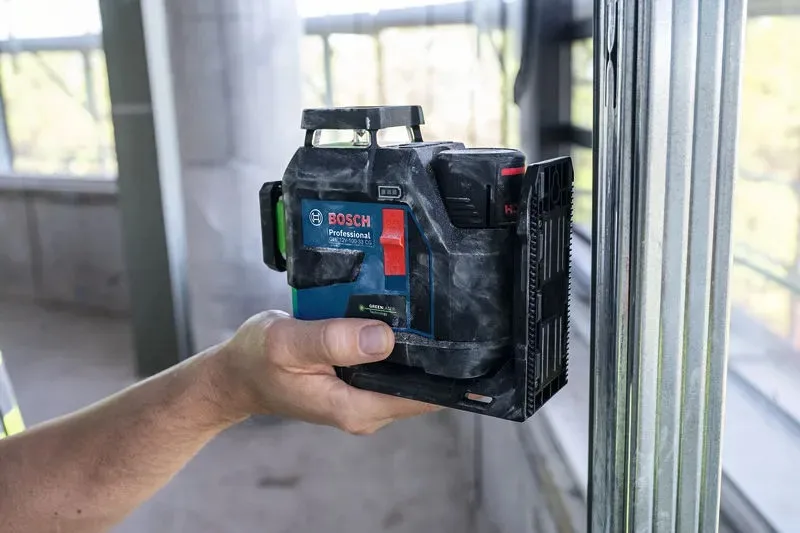 Лазерний нивелір Bosch GLL 12V-100-33 CG 12В/4АА до 30м з точністю ±0.3мм/м, зелений промінь, у комплекті чохол, вага 1.76кг.