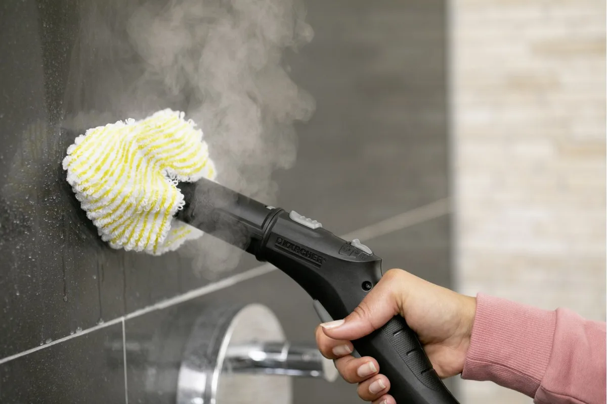 Парова чистка Karcher SC 4 EasyFix Iron, 2000Вт, 800мл, 3.5Бар, з праскою в комплекті, біло-чорний.