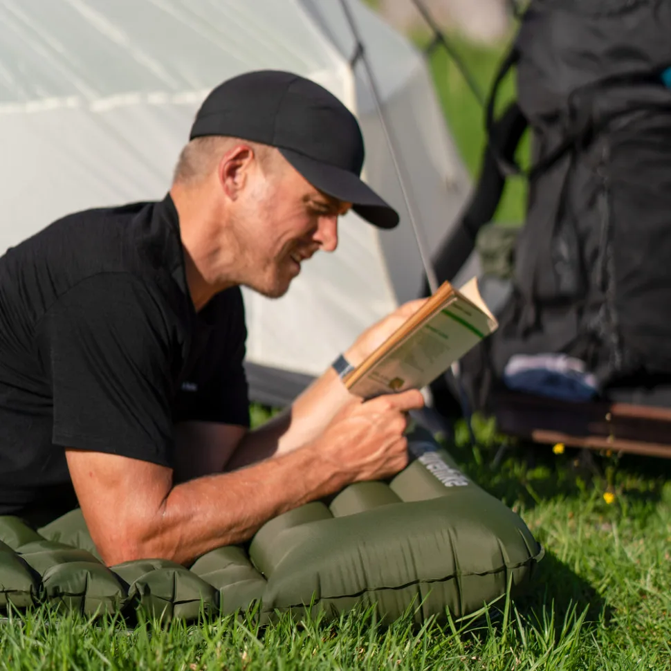 Матрац надувний туристичний Naturehike нейлон 200х60х6,5 см зелений з вбудованою помпою