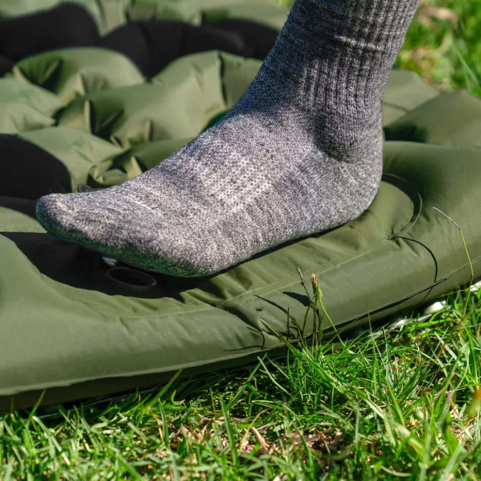 Матрац надувний туристичний Naturehike нейлон 200х60х6,5 см зелений з вбудованою помпою