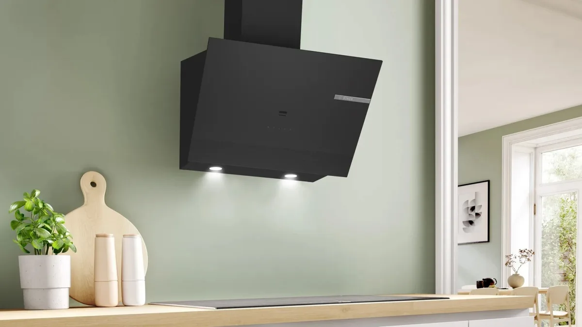 Витяжка Bosch підвісна, 60 см, 700 м3/год, чорна.